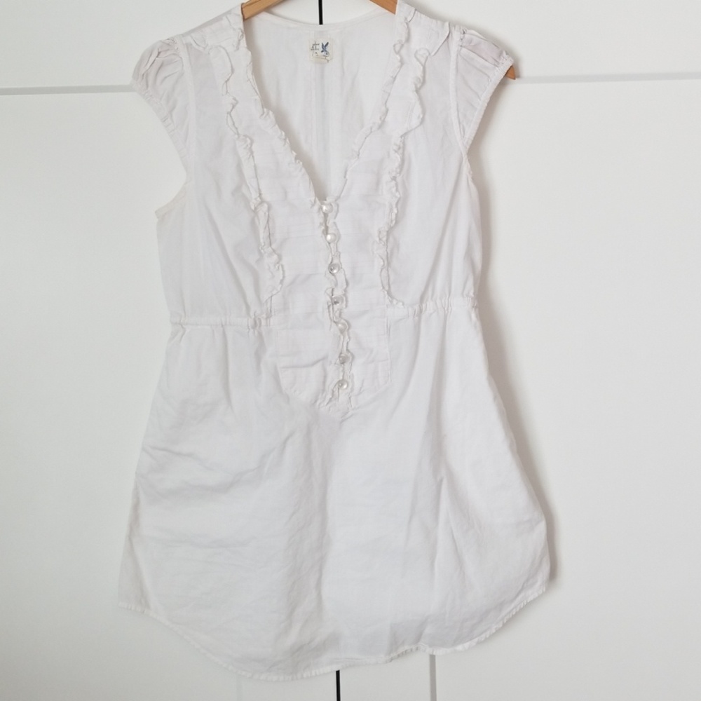 White shortsleeve top